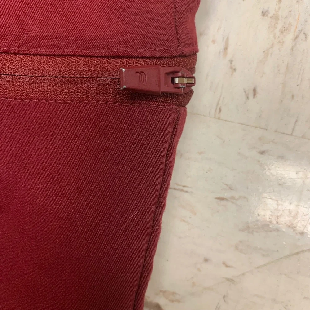 Women's Fabletics Burgundy Scrub Set Top And Jogger Pants Size Small - Picture 5 of 16
